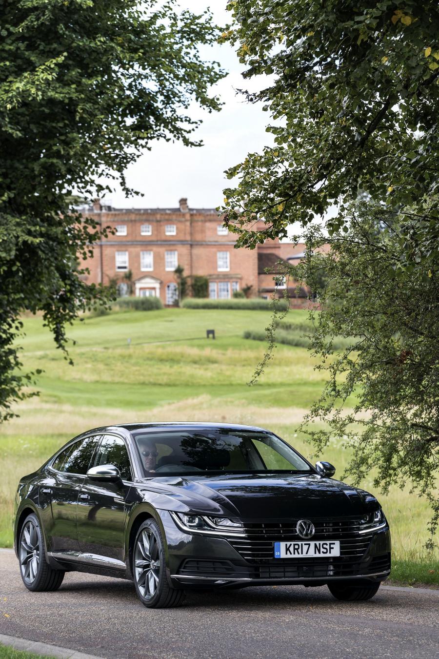  Volkswagen Arteon 4Motion Elegance 2017 года  (UK) (фото 4 из 41)